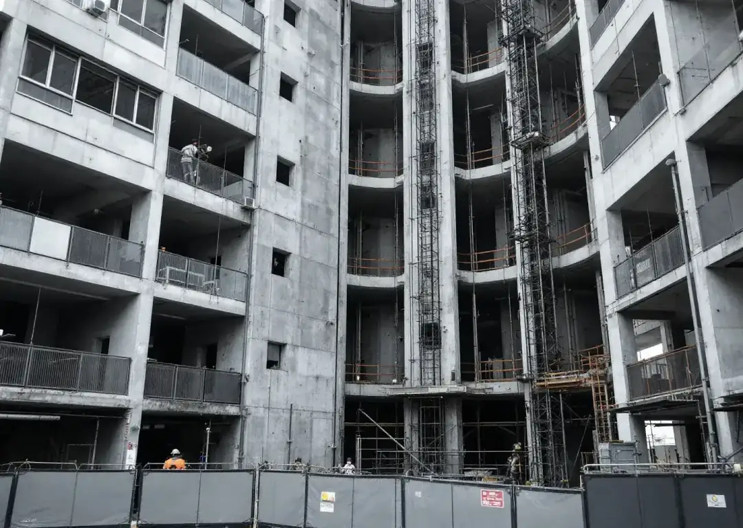 Concrete core and hoists climbing at Northbank Exchange